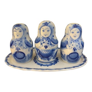 Russian Gzhel Blue and White Porcelain Nesting Doll Salt and Pepper Shaker With Condiment Jar and Tray For Sale