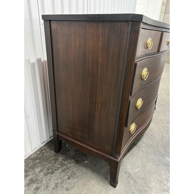 Colonial Serpentine Hepplewhite Mahogany Chest For Sale In Chicago - Image 6 of 12