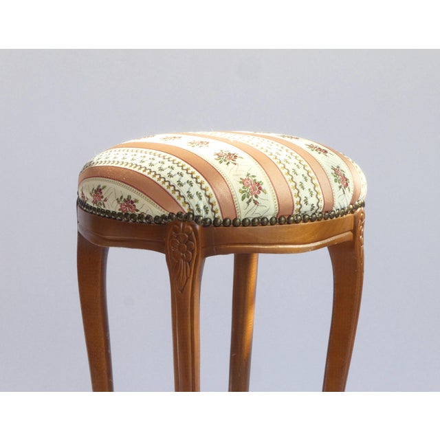 Louis XV French Wooden Foot Stool with Romantic Floral Upholstery with Carved Legs, 1960s For Sale - Image 3 of 9