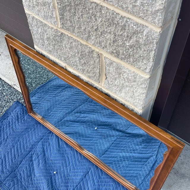 1960s Ethan Allen by Baumritter Heirloom Nutmeg Maple Scalloped Rectangular Wall Mirror For Sale In Philadelphia - Image 6 of 10