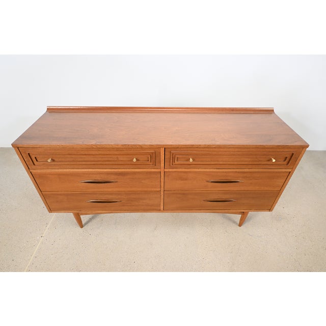Broyhill Sculptra Mid-Century Modern Walnut Six Drawer Dresser | Newly Refinished For Sale In South Bend - Image 6 of 16