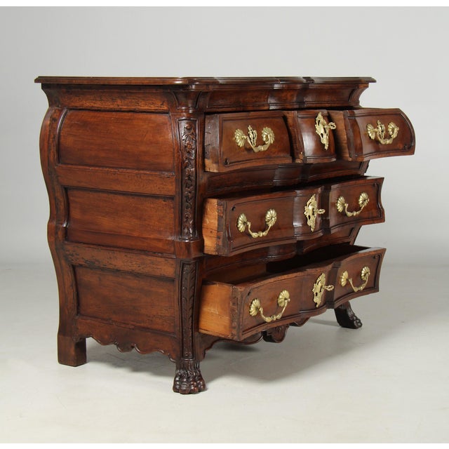 Antique French Commode in Walnut, 1740 For Sale - Image 11 of 18