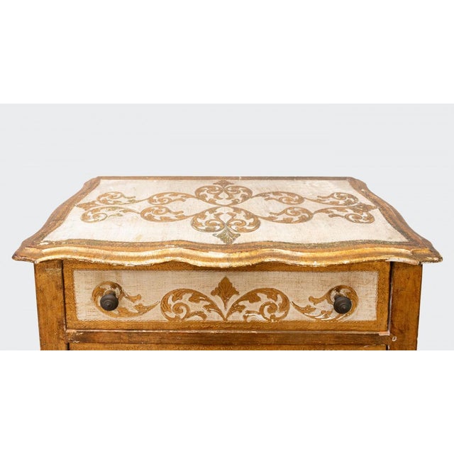 Golden weekly chest of drawers in Venetian style, Tuscan manufacture from the 1960s The Septet is in good general...