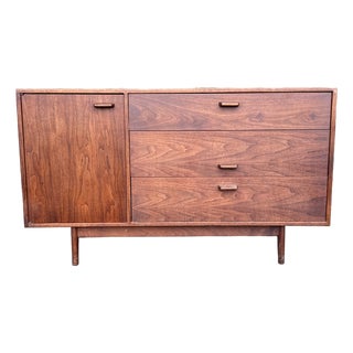 Jen’s Risom 3 Drawer and One Compartment Chest in Walnut Mid Century Modern For Sale