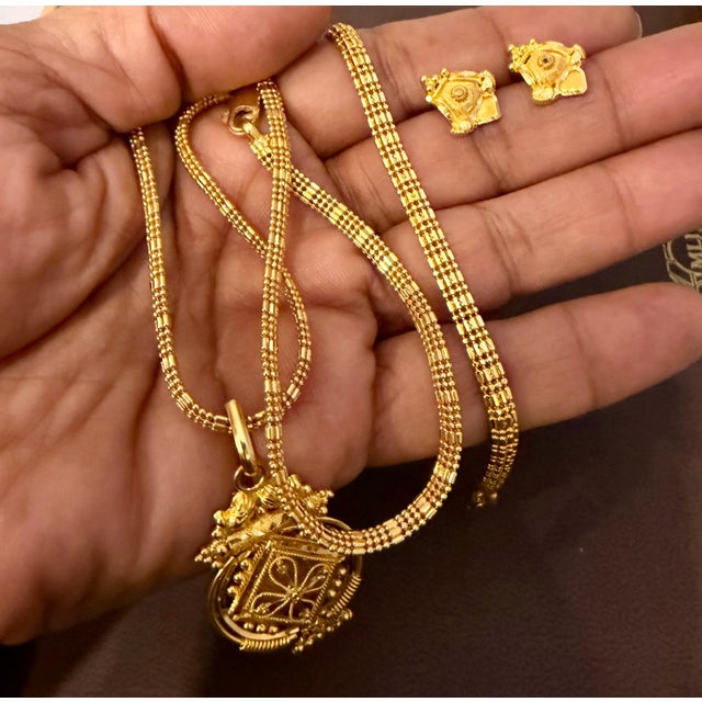30.8 Gm 22 Karat Yellow Gold Earring , Bracelet & Chain + Pendant Bridal Suite For Sale - Image 4 of 8