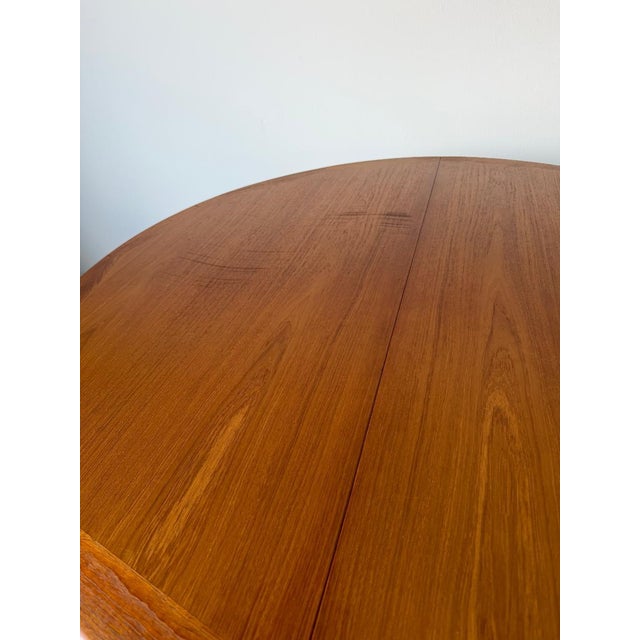 1970s Mid-Century Danish Modern Teak Expanding Round- Oval Dining Table For Sale - Image 9 of 18
