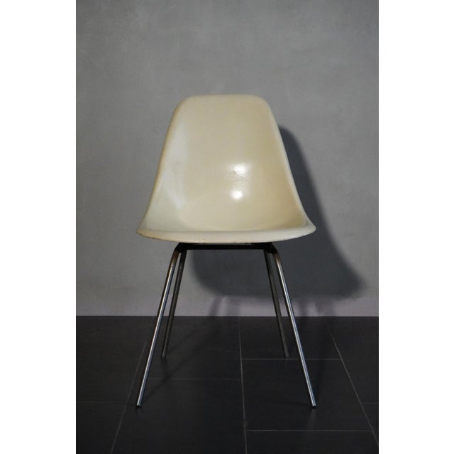 Metal Vintage Cream Fiberglass Chairs by Charles & Ray Eames for Herman Miller, 1950s, Set of 2 For Sale - Image 7 of 18