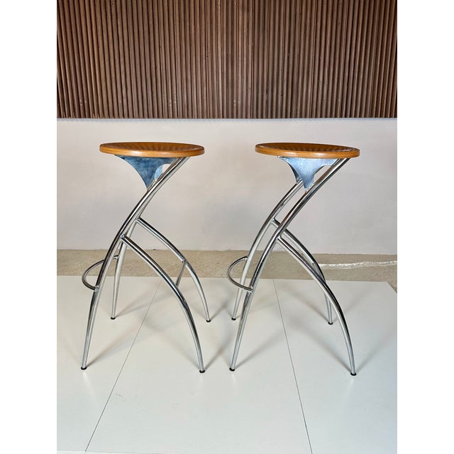 A set of two elegant bar stools from Italy, featuring a sculptural design and crafted in the 1990s. These high-quality...