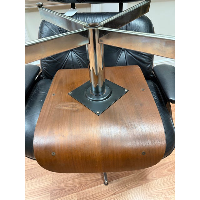 Vintage Mid-Century Modern Eames Style Lounge Chair & Ottoman For Sale - Image 9 of 9