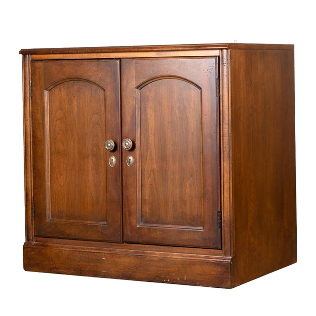 1990s Hekman Cherry Finish Corner Storage Cabinet / Bookcase | Model 5330-2446 | Open Shelving Sides + Enclosed Center | Excellent Condition For Sale - Image 11 of 18