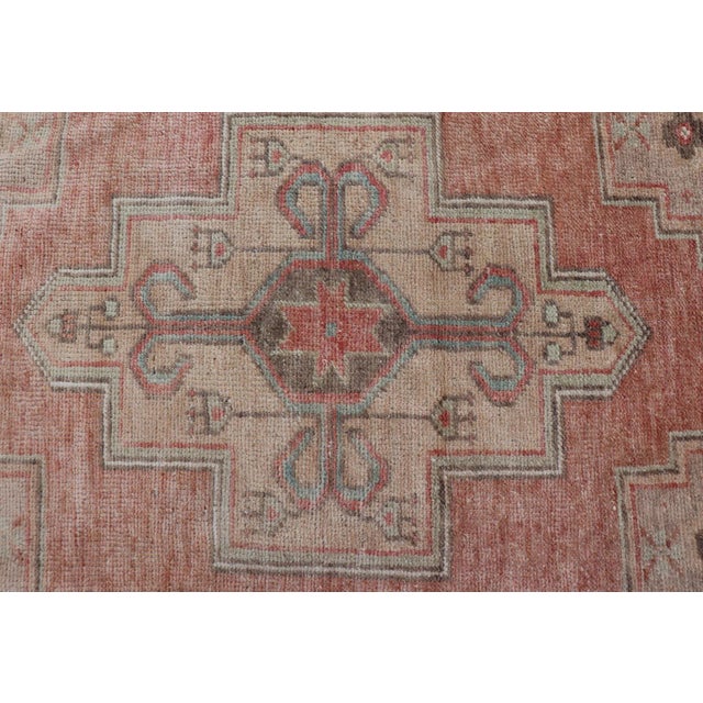 Faded Coral and Taupe Vintage Turkish Oushak Rug With Layered Medallion Design 2'6 X 5'0 For Sale In Atlanta - Image 6 of 11