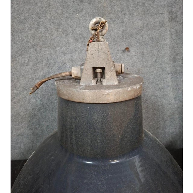 Pair of Industrial Pendant Lights in Enamelled Sheet Metal – 20th Century Beautiful pair of industrial pendant lights in...