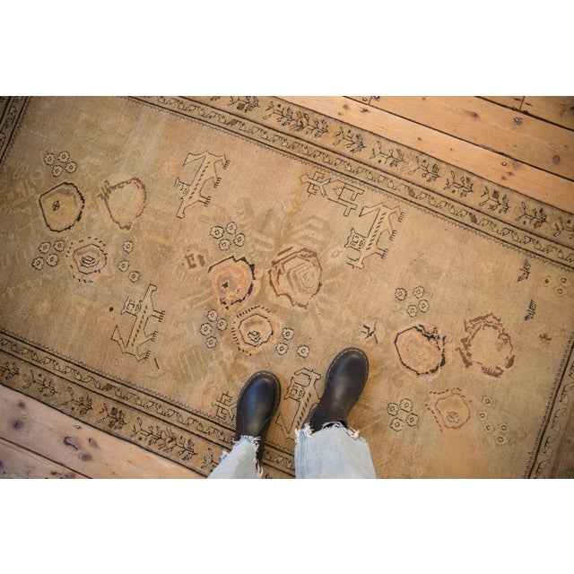 :: Rose bouquets covering the main field with lion like animals bearing sword-like weapons as a nod to literature. A few...