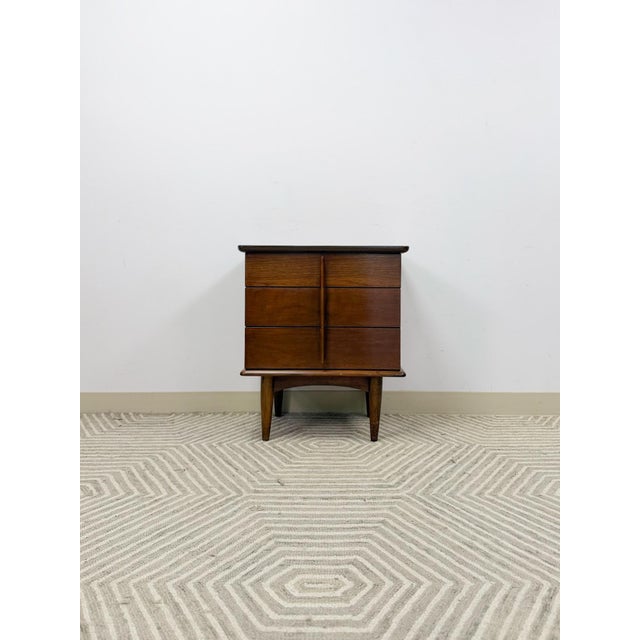 Mid-Century Modern United Furniture MCM Nightstand Intricate Wood Pulls Vintage Bedside Table For Sale - Image 3 of 10