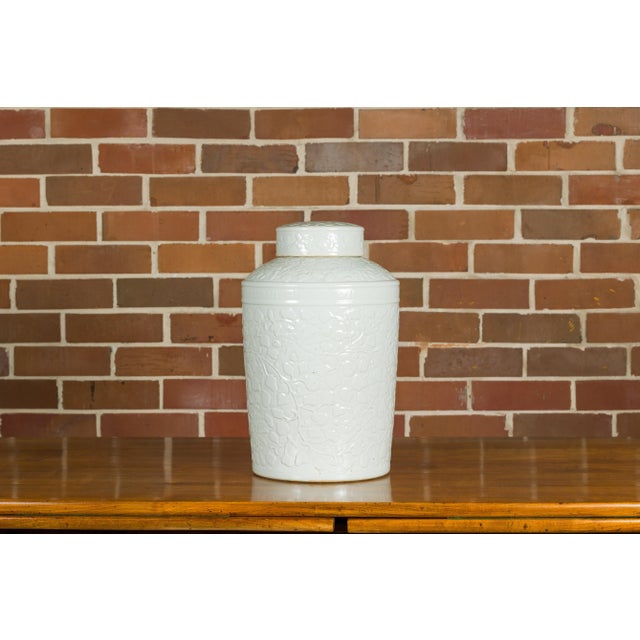 Mid 20th Century White Porcelain Asian Lidded Jar with Scrolling Foliage Motifs For Sale - Image 5 of 12