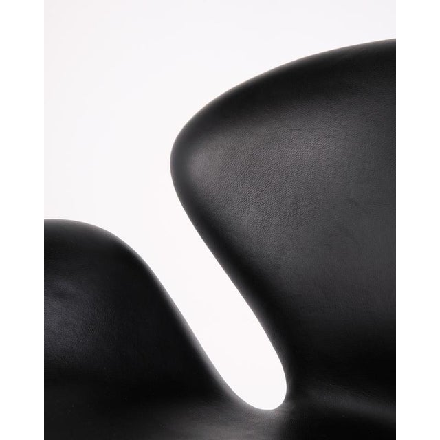 Swan Chair in Black Elegance Leather by Arne Jacobsen for Fritz Hansen, 2002 For Sale - Image 9 of 14
