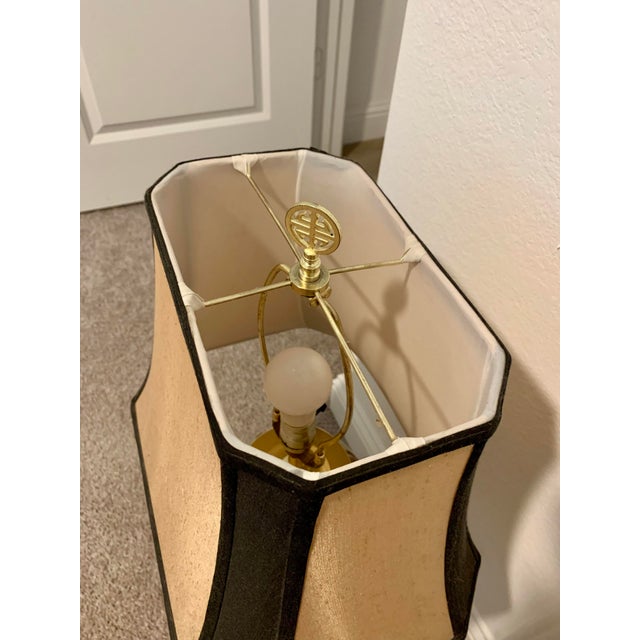 Chinoiserie Vintage Chinoiserie Lamp With Linen Shade For Sale - Image 3 of 5