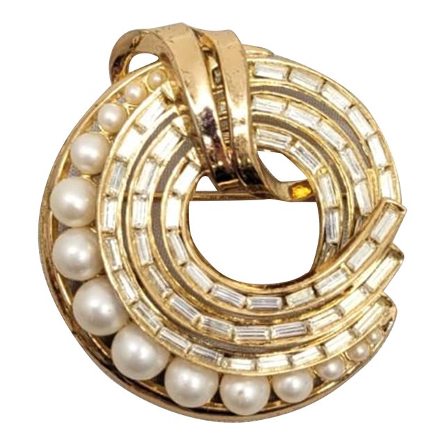 Vintage Signed Crown Trifari Goldtone Faux-Pearl & Clear Rhinestone Baguette Circle Brooch For Sale