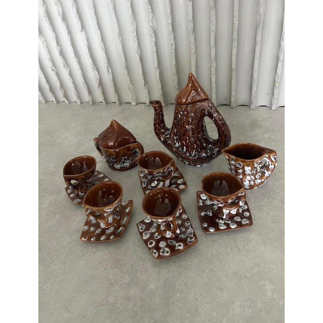 Design Vallauris 1960s Step into the world of French artistry with this exquisite 8-piece coffee set, crafted in the...