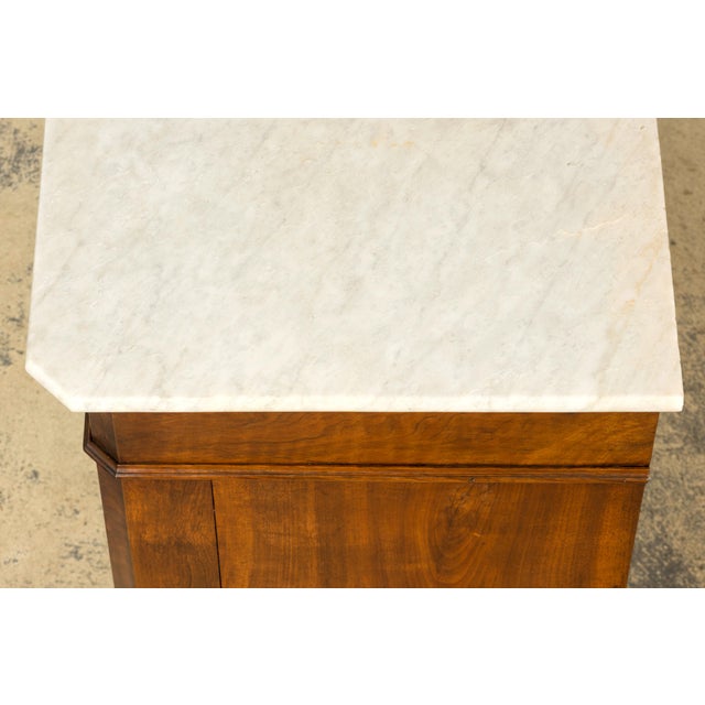 Mid-19th Century French Louis Philippe Walnut Commode With Carrara Marble Top For Sale - Image 13 of 18