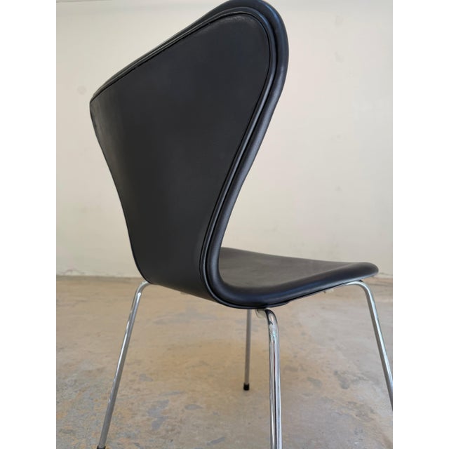 Black Series 7 Upholstered Chair in Black Genuine Leather by Arne Jacobsen for Fritz Hansen For Sale - Image 8 of 13