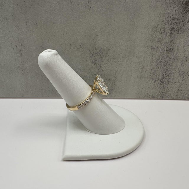 3.52ct Radiant Lab Grown Diamond Ring Igi E Vvs2 14k Yellow Gold, Size 7 For Sale - Image 4 of 7