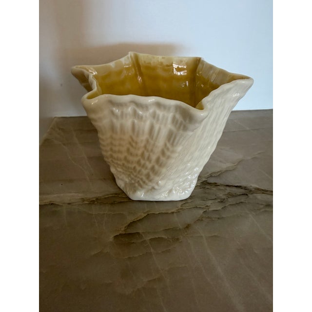 1950s Belleek Iridescent Cream-Colored Limpet Pattern Small Vase For Sale In Los Angeles - Image 6 of 7