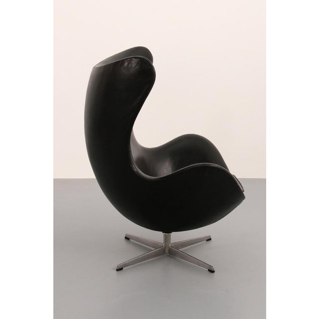 Egg Chair in Black Leather by Arne Jacobsen, 1960s For Sale - Image 6 of 14
