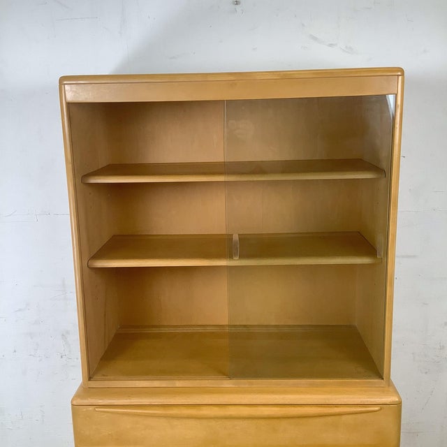 Heywood-Wakefield Mid-Century Heywood-Wakefield Wheat Hutch Display Cabinet For Sale - Image 4 of 16