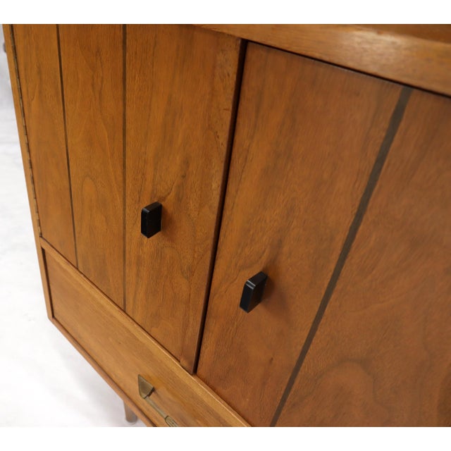 American of Martinsville Walnut mid century modern two-part hutch credenza display cabinet glass doors For Sale - Image 4 of 16