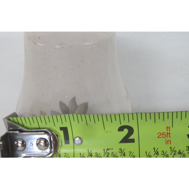 Staffordshire England Ceramic Daisy Motif Individual Salt or Pepper Shaker 4997b For Sale - Image 9 of 10