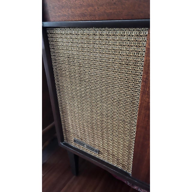 Wood Vintage Mid Century Modern Ge Stereo Console Record Player / Radio Cabinet For Sale - Image 7 of 11