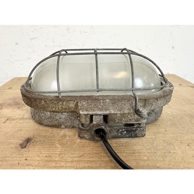 1960s Industrial Grey Rusty Cast Iron Wall Light from Elektrosvit, 1960s For Sale - Image 5 of 16