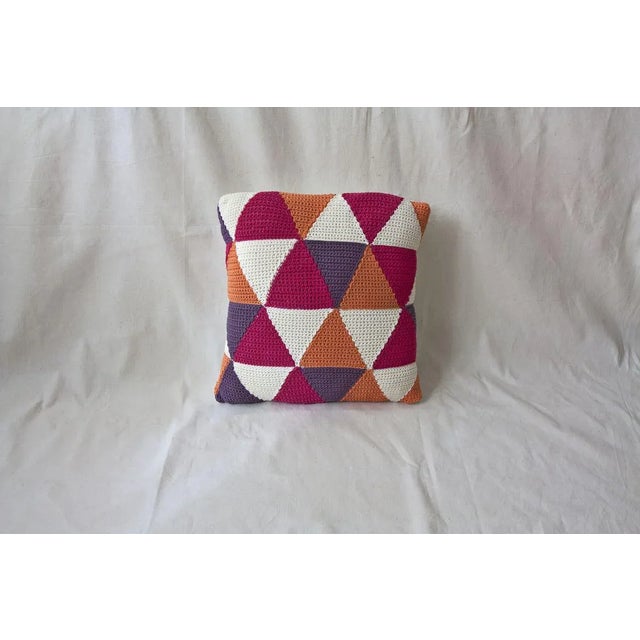Strong Pink Triangles Geométrica Cushion from Com Raiz For Sale - Image 4 of 4