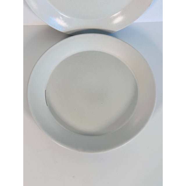 Bennington Potters Vintage 1960s Bennington Pottery Vermont Matte White Dinner Plates, Pair For Sale - Image 4 of 9
