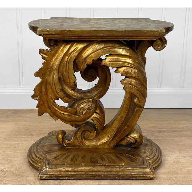 1970s Vintage Italian Rococo Gold Giltwood Acanthus Pedestal Side Table For Sale - Image 5 of 13