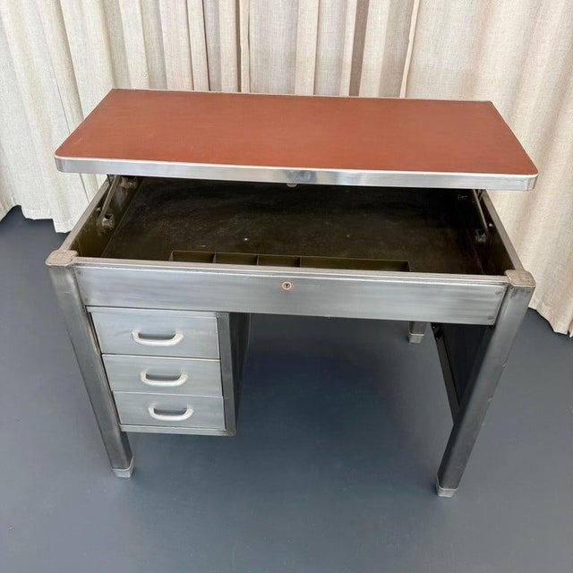 1940s 1940s Industrial Mid-Century Brushed Steel Military Desk With Leather Pop-Up Top For Sale - Image 5 of 12