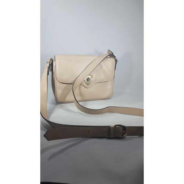 Boho Chic 1980s Bottega Veneta Cream Crossbody Bag With Adjustable Strap For Sale - Image 3 of 7