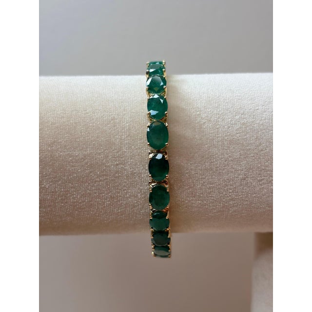 2020s 27 Carat Natural Emerald Tennis Bracelet, 14 Karat Yellow Gold, 16gm, 7 Inch For Sale - Image 5 of 8