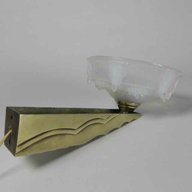 Art Deco Wall Lamp in Opalescent Glass, 1930s For Sale - Image 3 of 18
