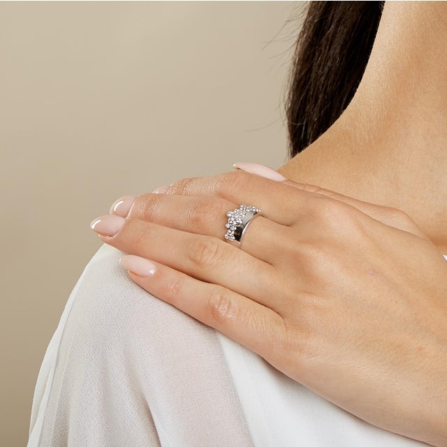 Syna White Gold Band with Diamonds For Sale - Image 4 of 6