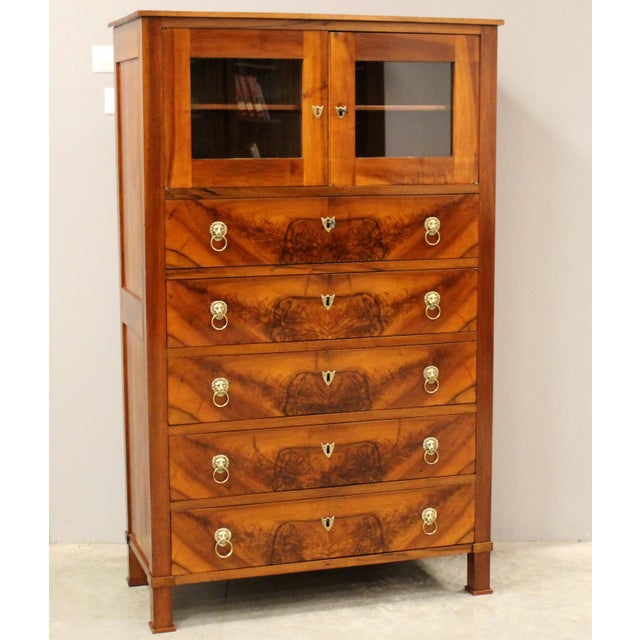 Empire chest of drawers - display cabinet Made of solid walnut and walnut veneer Early 19th century - Empire Dimensions:...