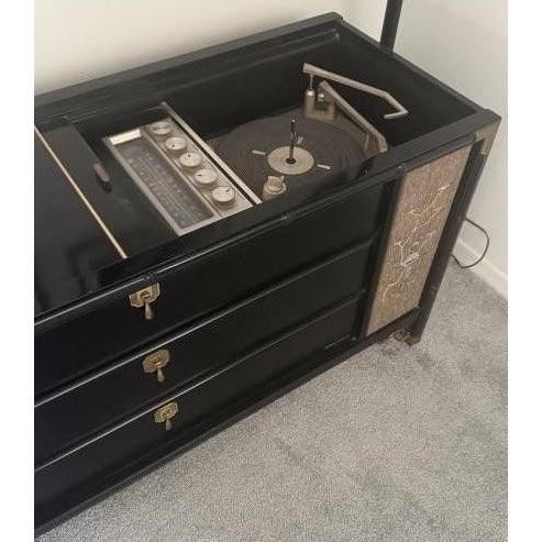 Chinoiserie 1960s Working Chinoiserie Black Lacquer Magnavox Astro-Sonic Stereo Console Credenza For Sale - Image 3 of 9