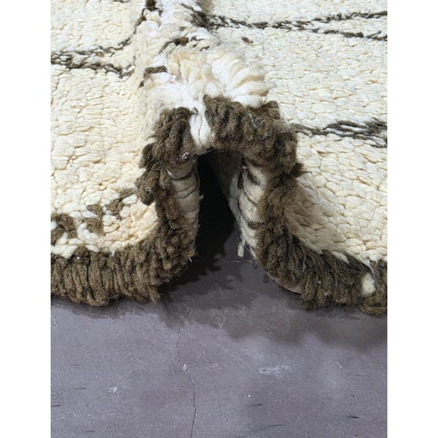 Mid-Century Modern 1980's Moroccan Beni Ourain Wool Rug - 9.3 X 5.2 Ft For Sale - Image 3 of 6