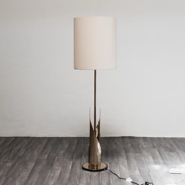 Hollywood Regency floor lamp, 1970s, a fine example of modernism with a strong scenic impact. The lamp features a slender...