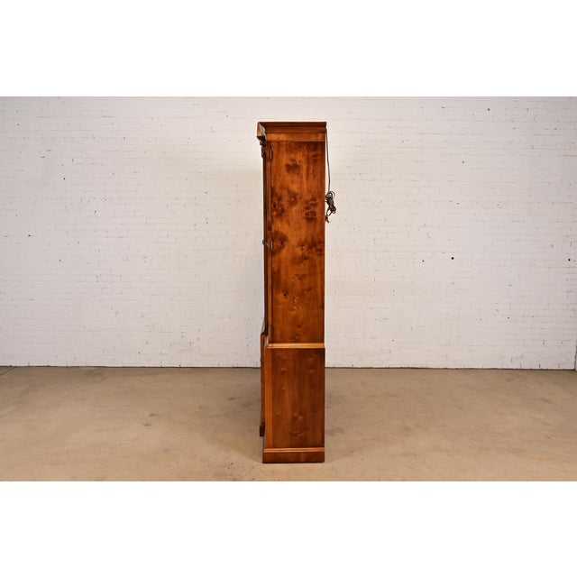 Henredon Georgian Carved Mahogany and Burl Wood Lighted Breakfront Bookcase Cabinet For Sale - Image 9 of 11