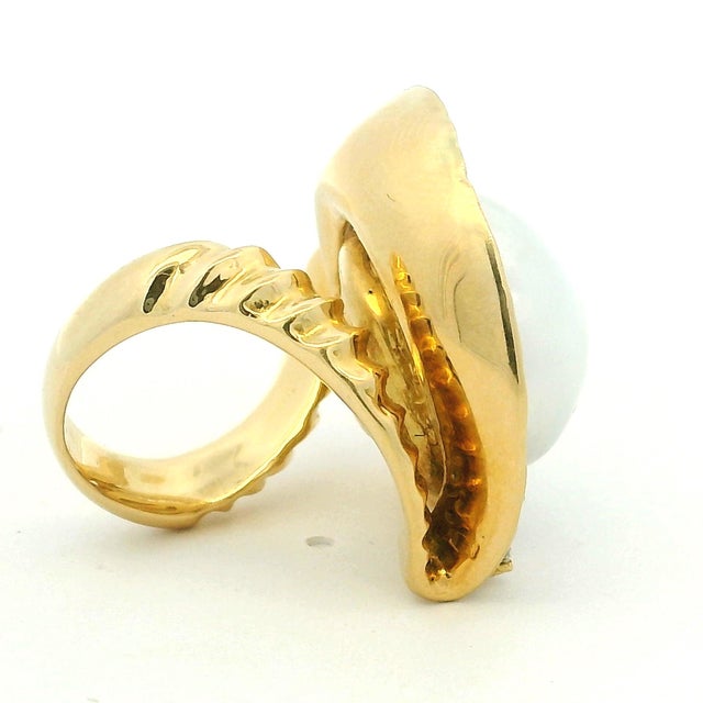 Mid-Century Modern Vintage Italian 18k Gold South Sea Pearl and Diamond Cocktail Ring, 1970s, Size 5.5 For Sale - Image 3 of 15