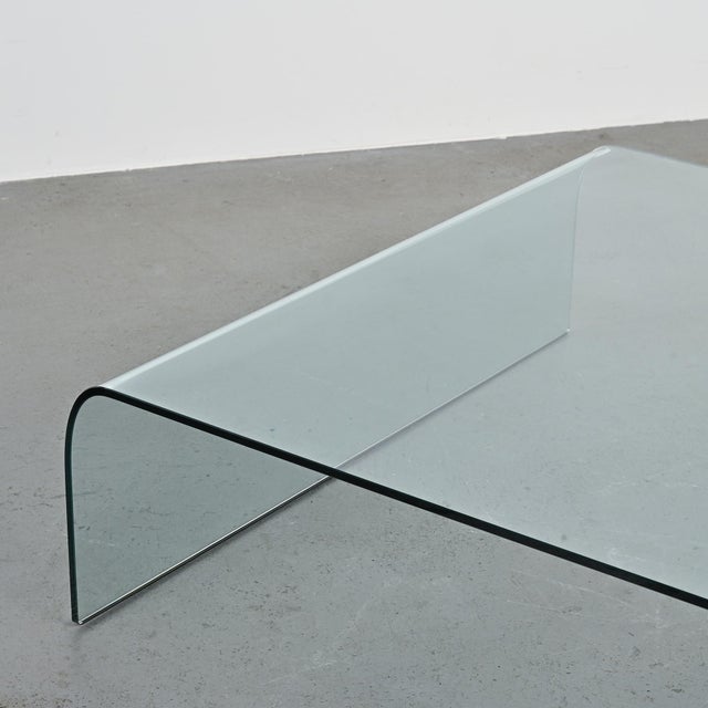 Ghost Curved Glass Coffee Table from Fiam, 1980s For Sale - Image 4 of 12