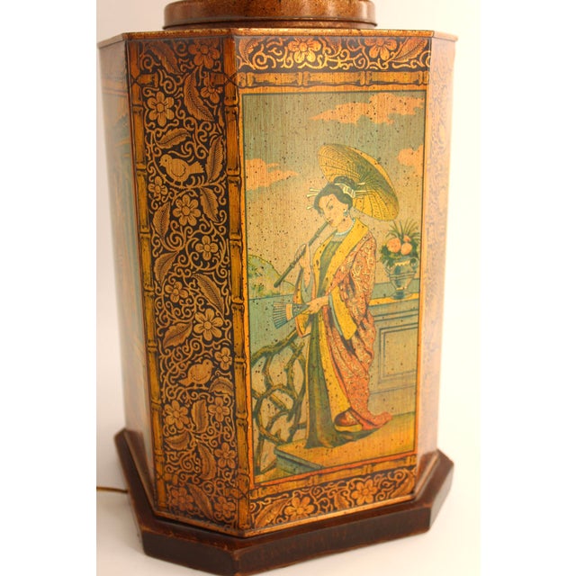 Metal Mid Century Chinoiserie Tin Tea Canister Table Lamp - Lovely Artwork! For Sale - Image 7 of 10