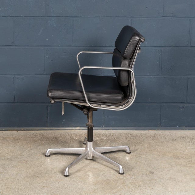 Vintage EA217 Chair in Black Leather by Charles & Ray Eames for ICF, 1969 For Sale - Image 4 of 18